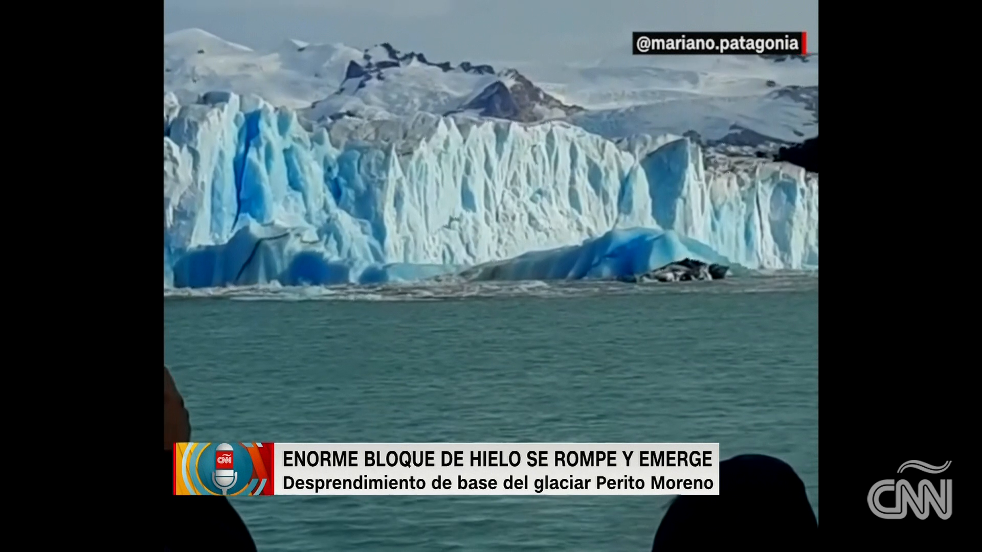 Mira El Enorme Bloque De Hielo Que Se Desprende Del Glaciar Perito Moreno Mientras Realizaba Una Excursion El Argentino Mariano Micheluzzi Capturo El Momento En El Que Un Pedazo Del Glaciar Perito Moreno Se Desprendio De La Base Mira El